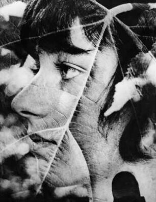 Portrait einer Frau, überlagert von einem Blatt