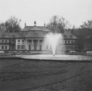 Bergpalais : Dresden-Pillnitz. Schloss Pillnitz. Bergpalais (1720/1725; M. D. Pöppelmann). Eingangsfront, über den Springbrunnen gesehen