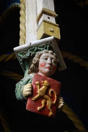 Frankreich. Bretagne. Cotes d Armor. Tredrez. Kirche. 15 Jahrhundert. über Taufbecken. Holzfigur