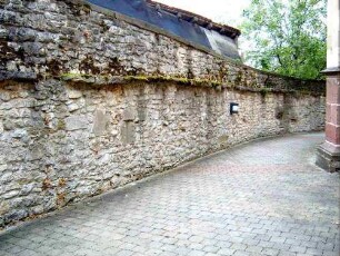 Kirchhof im Osten mit Kirchhofmauer (Steinkonsolen mit Brüstung des Wehrgangs - sowie Schießscharte) im Verlauf nach Süden
