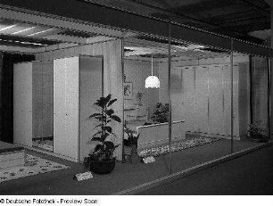 Anbauschrank : Ausstellungskojen des VEB Thüringer Möbelkombinat Suhl mit Schlafzimmermöbeln. Ansicht mit Schlafzimmer (Modell QM 85)