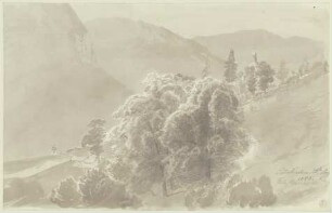 Gebirgslandschaft, im Vordergrund Baumgruppe, aus der ein Kirchturm hervorsieht
