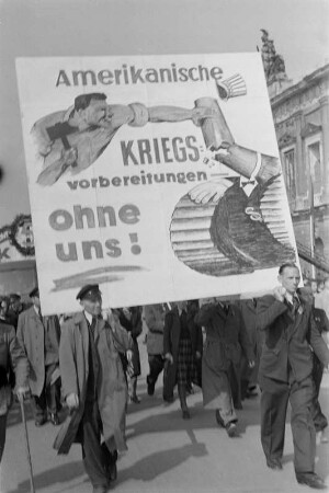 Demonstration zum 1. Mai 1951 in Berlin : Demonstranten mit einem Transparent