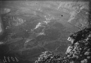 Krater des Nyiragongo : Blick vom Kraterrand in den Krater des Vulkans Nyiragongo in der Gruppe der Virunga-Vulkane