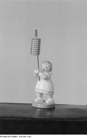Holzfigur "Mädchen mit Laterne" aus der Manufaktur Wendt & Kühn KG, Grünhainichen im Erzgebirge, an einem Stand im Petershof, Herbstmesse 1953