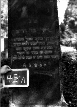 Grabstein 45 (Index: 100110006) Material: Granit Zustand: gut Maße HxBxT: 200x63x37 cm Beschreibung: Obelisk, getreppter Sockel: Grabstein 45A
