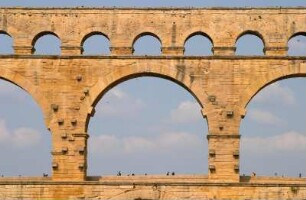 Frankreich. Languedoc Roussillon. Gard. Pont du Gard. Römisches Aquädukt erbaut in den Jahren 40 bis 60 n. Chr. über den Fluss Gardon. Nach Hochwasser 2002