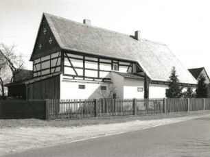 Schönteichen-Brauna, Liebenauer Straße 4. Bauernhof (1801/1850 und Scheune 1906). Wohnstallhaus