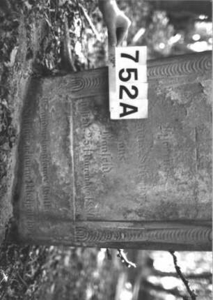 Grabstein 752 (Index: 99900391) Material: Sandstein Zustand: stark verwittert Maße HxBxT: 120x54x10 cm Beschreibung: Stele mit Konvexbogenabschluss, umlaufender Scheibenfries Symbolik: Scheibenfries: Grabstein 752A