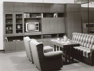 Anbauwand : Wohnzimmermöbel (1978; VEB Möbelkombinat Eisenberg). Anbauwand und Sitzgruppe mit Couchtisch