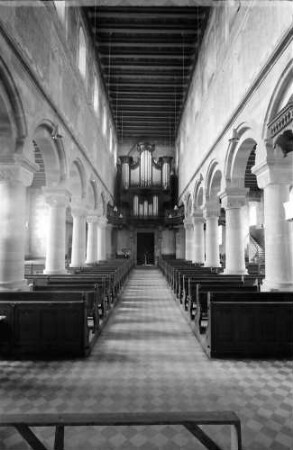 Schwarzach: Romanische Kirche; Längsschiff gegen die Orgel