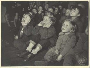 Kinder schauen einen Film : Kinder auf dem Fußboden sitzend schauen einen Film