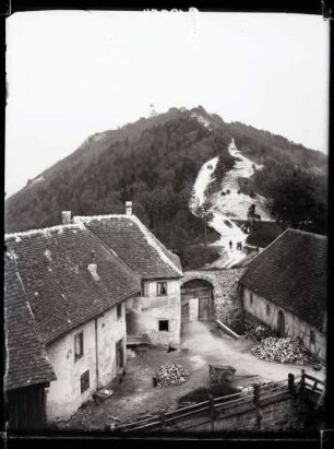 Schloß, Hof mit Wirtschaftsgebäuden, Foto: Schuster Mai 1914
