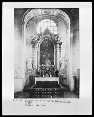 Südlicher Hauptaltar mit einem Bild der von der Himmelfahrt Mariens und Figuren von Bernhard von Clairvaux und eines Benediktinerheiligen