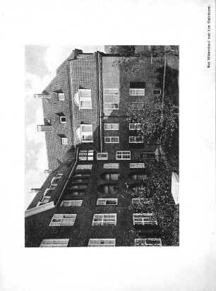 Das Witwenhaus nach dem Bahndamm.