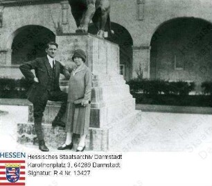 Gemeinder, Peter (1891-1931) / Porträt, mit Ehefrau Marie vor Denkmal in Bad Nauheim stehend, Ganzfiguren