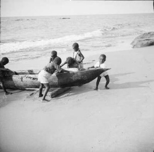 Kinder am Fischerboot : Kinder ziehen ein Fischerboot auf den Strand.