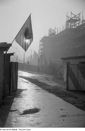 Baustelle in der Windmühlenstraße im Gegenlicht, im Vordergrund eine Fahne der Gesellschaft für deutsch-sowjetische Freundschaft