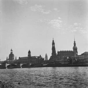 Dresden. Blick vom Neustädter Elbufer auf die Altstadt mit Frauenkirche, Ständehaus, Katholischer Hofkirche und Residenzschloss