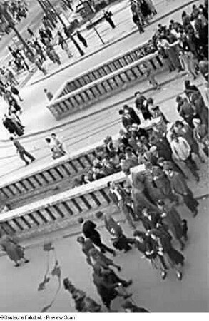 Währungsreform in den westlichen Sektoren im Juni 1948. Schwarzmarkt an der Kaiser-Wilhelm-Gedächtniskirche, U-Bahnstation Hardenbergstraße