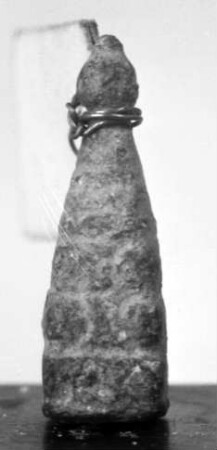 Kleine vierseitige Pyramide, wohl ein Amulett