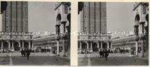 Markusturm mit der Loggetta in Venedig. Im Hintergrund die alten Prokuratien.