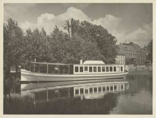 Ostpreußen. Masurische See. Das Motorschiff "Angerburg" liegt an einer Anlegestelle vor Anker