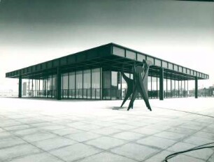 Neue Nationalgalerie mit Skulptur Tetes et Queue von Alexander Calder