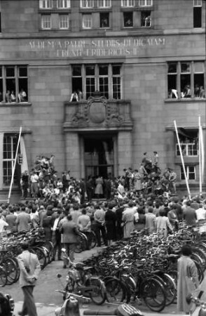 Freiburg: Kollegiumgebäude im Fahnenschmuck, Publikum beim Eingang der Gäste
