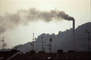 Freiburg: Sonnenuntergang hinter dem Schlossberg und rauchender MEZ-Schornstein