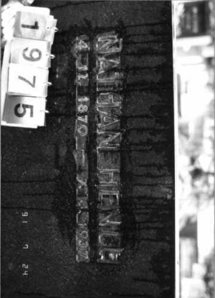 Grabstein 1975 [Hahn S. 95 Grab-Nr. 2879]: Grabstein 1975 (Detailaufnahme) [Hahn S. 95 Grab-Nr. 2879]