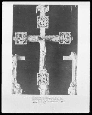 Kreuzigungsaltar — Altarschrein mit Kreuzigung — Kreuzigung, bestehend aus dem Triumphkreuz und zweier Gruppen unter den Kreuzen der beiden Schächer — Christus am Kreuz mit trauernder Maria Magdalena