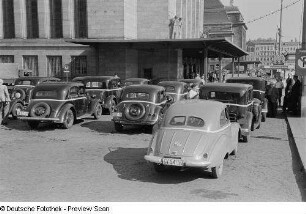 Parkende PKW vor dem Leipziger Hauptbahnhof