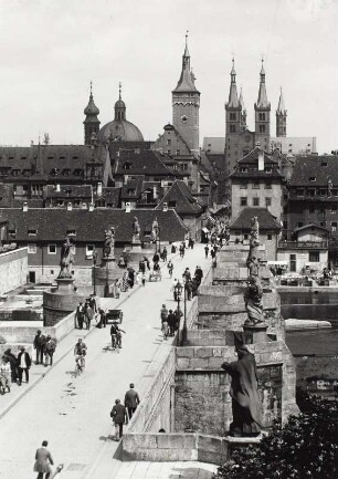 Würzburg, Alte Mainbrücke : Würzburg. Alte Mainbrücke (Straßenbrücke). Blick nach Osten zur Altstadt