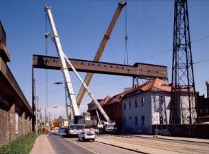 Dresden, Kraftwerk Mitte : Dresden-Altstadt. Heizkraftwerk Mitte (1895, 1926-1928 Umbau und Erweiterung; stillgelegt 1994). Abriß Bandförderbrücke zwischen Kohlenlager und Heizhaus. Abschnitt über der Könneritzstraße