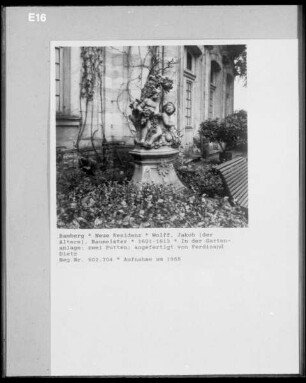 Zwei Putti mit Blumen
