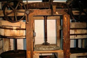 im Museum. Maschine zum Schneiden und Formen von Kalkstücken für Märbeln (Murmeln)