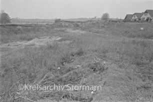 Kieskuhle: vorn Müll und Gestrüpp: hinten links Sandflächen: dahinter Moorteich: hinten rechts Wohnhäuser Am Moorteich