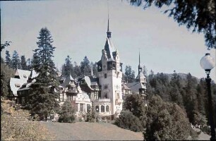 Sinaia: Schloss Peles, von unten, seitlich