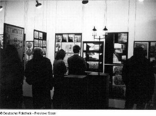 Dresden-Altstadt. Albertinum. IX. Kunstausstellung der DDR, 02.10.1982-02.04.1983. Raumaufnahme mit Ausstellungsbesuchern