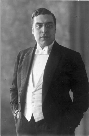 Porträt Robert Burg (Sänger; 1890-1946). Fotografie (Negativabzug auf Papier) von Ursula Richter. Dresden, um 1930