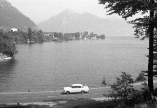 Walchensee: Blick auf Ort, Vordergrund Straßenkurve