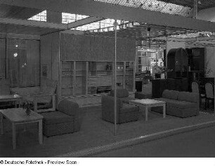 Ausstellungskojen des VEB Möbelkombinat Dresden-Hellerau mit Wohnzimmermöbeln