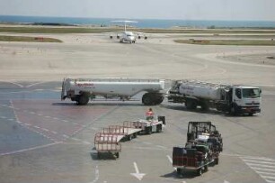 Airport Nizza - Tankwagen am Vorfeld : Flughafen Nizza, gelandetes Flugzeug, Hintergrund das Meer neben der Piste, aufgenommen 2006