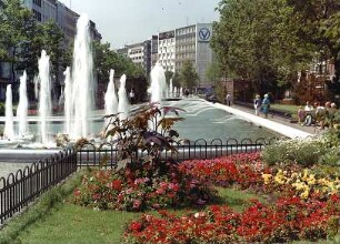 Hansjakob, Gottfried; Köln; Westliche Ringstraße - Kaiser-Wilhelm-Ring, Wasserbecken mit Springbrunnen (Südwest-Ansicht), Schmuckbepflanzung (Detail)