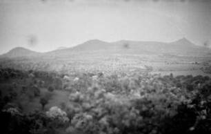 Höhenzug : Sicht auf einen Höhenzug am Horizont. Im Vordergrund einzelne Bäume.