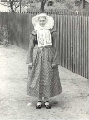 Tracht aus Nochten : Kleidung - Truhentracht. Ort: Wochozy / Nochten. Sonntags- und Kirchgangstracht der Mädchen im Sommer (Rekonstruktion)