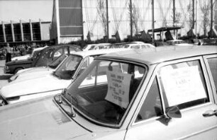 Freiburg: Stadthalle; Gebrauchtwagenschau; Autoverkäufer vor der Stadthalle
