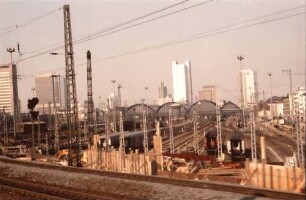 Frankfurt (Main): Hauptbahnhof; vom ausfahrenden Zug