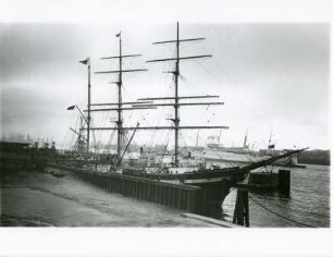 Hamburg-St. Pauli. Die 1919 in den USA gebaute Bark "Seute Deern" liegt an den Landungsbrücken vor Anker.